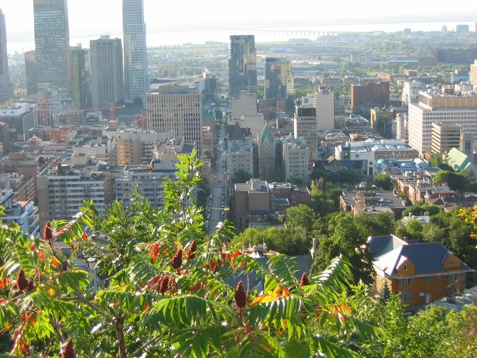 Vista panoramica della città di Toronto con un fiume sullo sfondo.