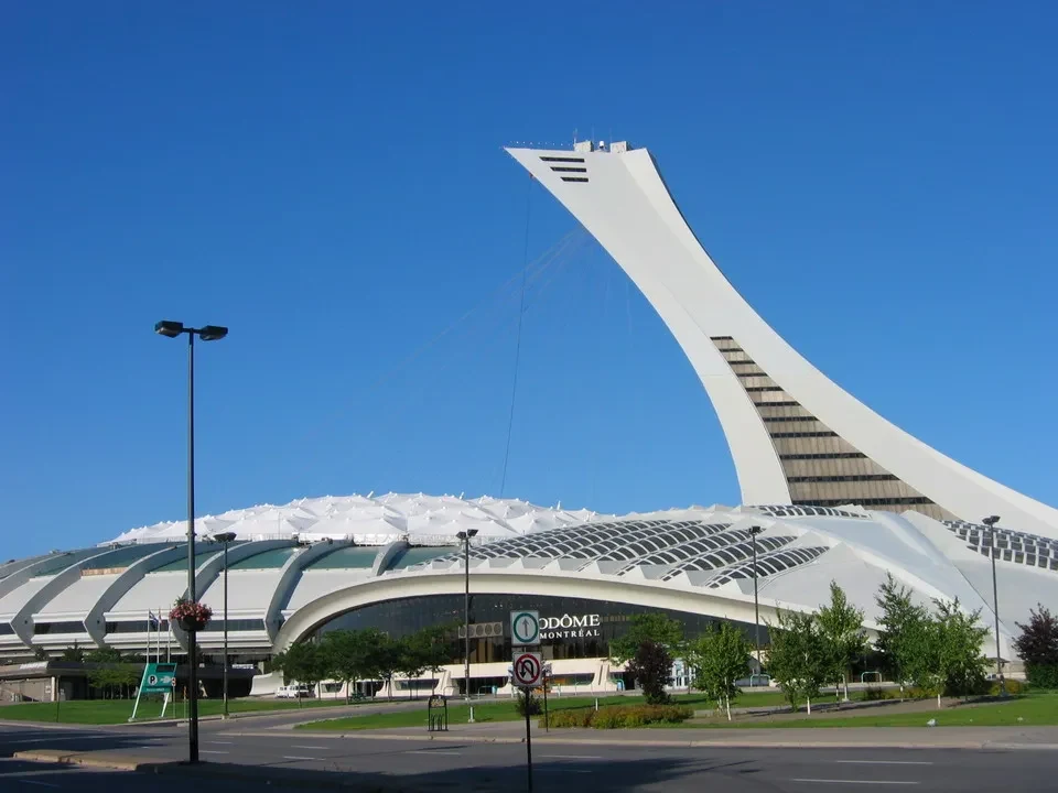 Vista esterna dell'Odôme Montréal con architettura moderna e tetto curvo.