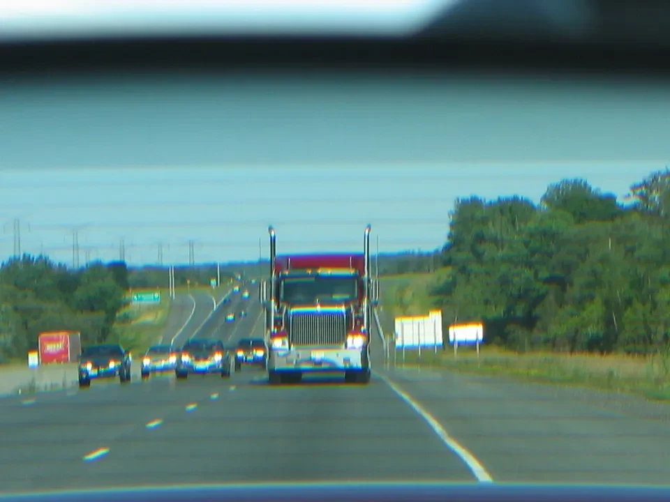 Un camion viaggia su una strada aperta in Canada orientale.