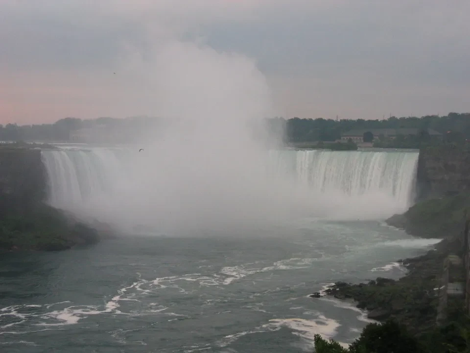Cascata del Niagara in una giornata nebbiosa.