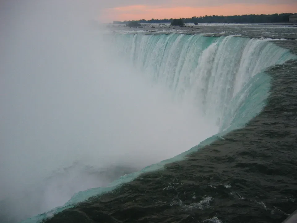 La cascata del Niagara in una giornata nebbiosa mostra la forza dell'acqua che cade.