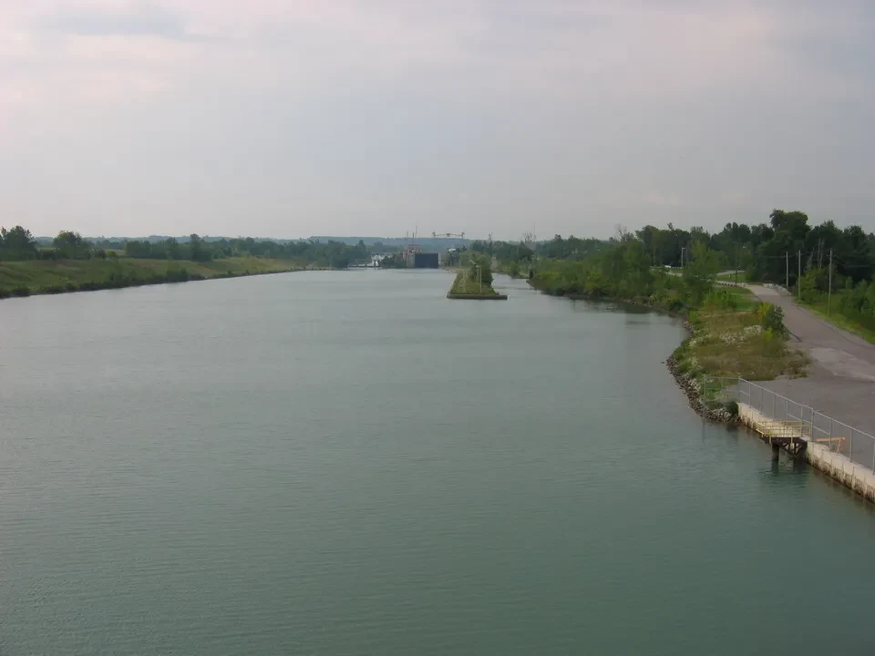 Vista panoramica di un fiume tranquillo con una struttura in primo piano.