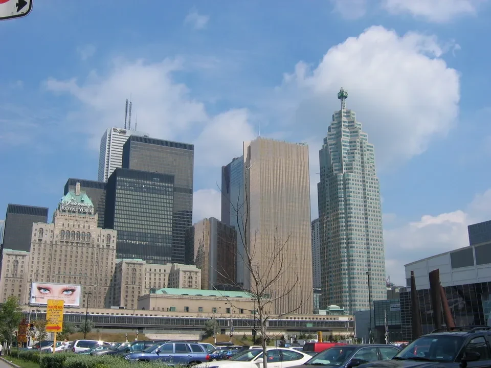 Paesaggio urbano di città con numerosi edifici in primo piano sotto un cielo azzurro.