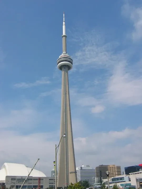 La torre di Toronto è visibile sopra gli edifici circostanti nel Canada orientale.