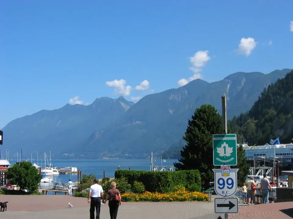 Una veduta panoramica del lago e delle montagne in Canada Occidentale.