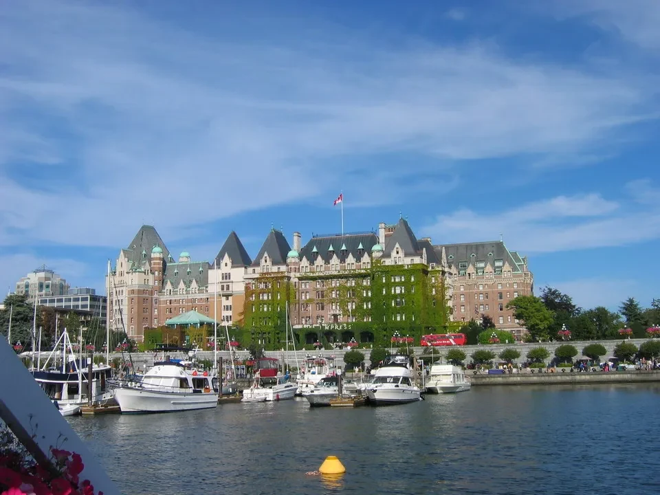 Hotel dell'Imperatrice a Victoria, Canada West, con vista sul fiume.