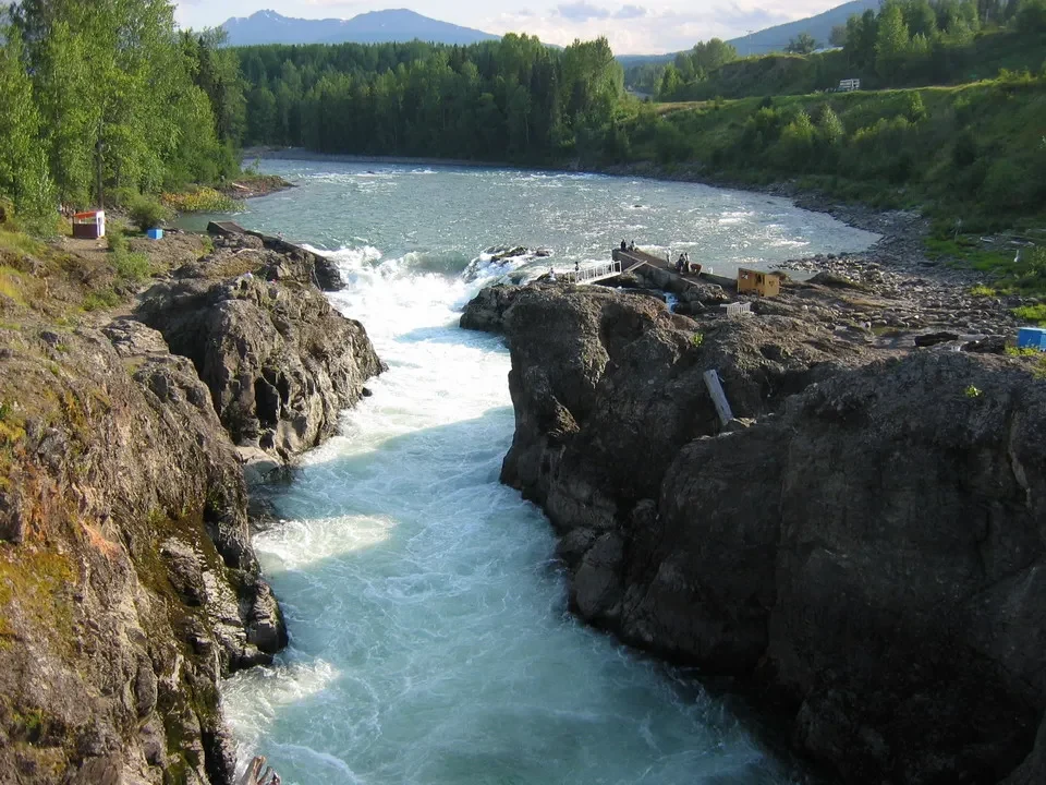 Un fiume scorre tra rocce e foreste in Canada Occidentale.