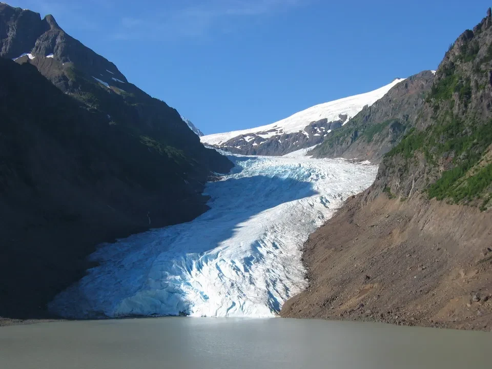 Un ghiacciaio scorre attraverso un paesaggio montano in Canada Occidentale.