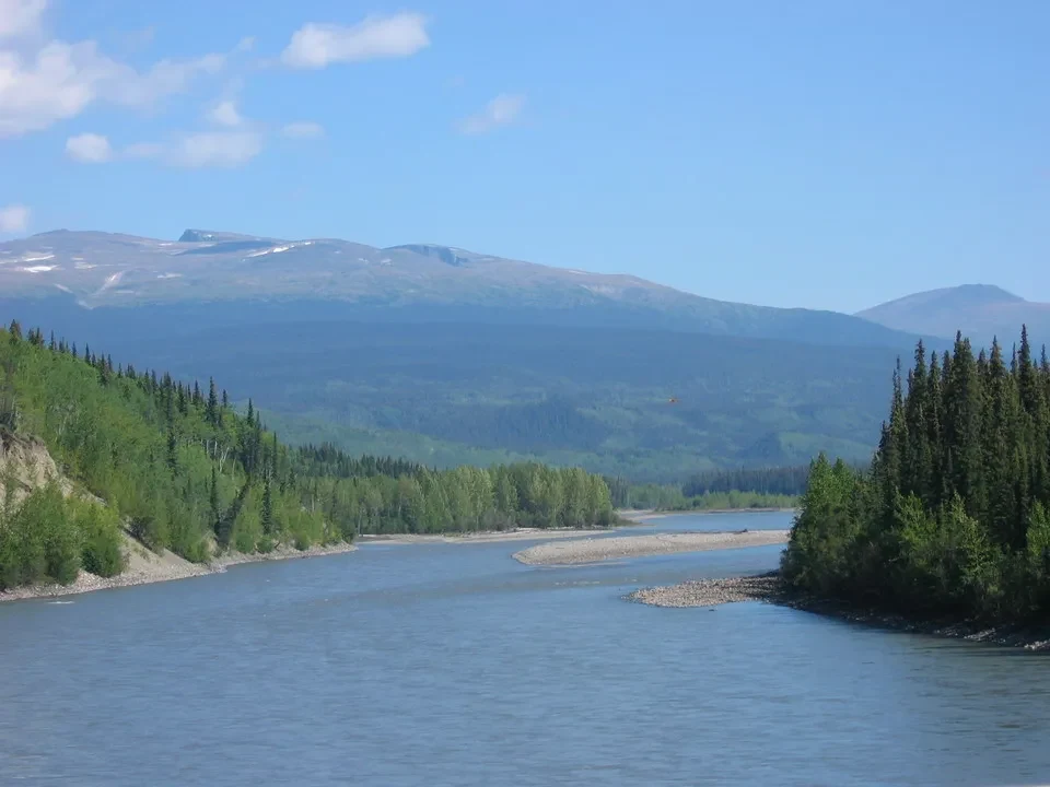 Un fiume scorre attraverso un paesaggio montano nel Canada occidentale.