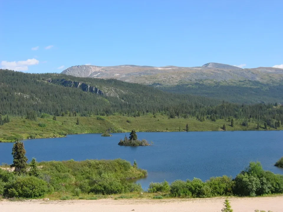 Paesaggio lacustre con montagne e foreste in Canada Occidentale.