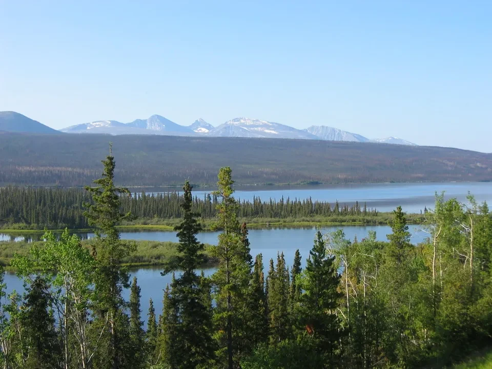 Paesaggio panoramico del fronte montano in Canada Occidentale con un lago in primo piano.