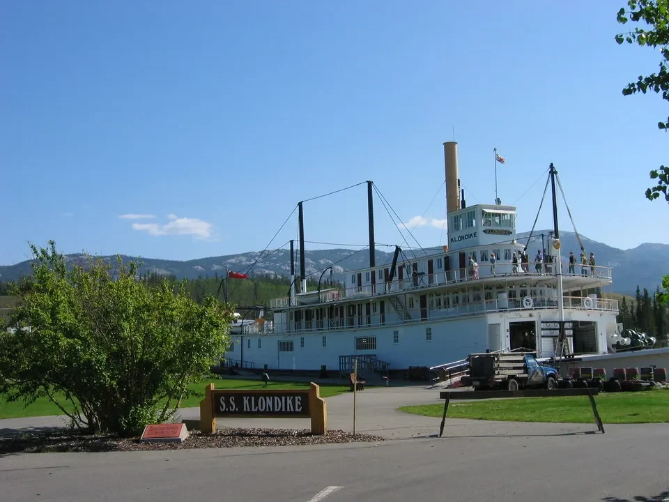 Una nave storica ormeggiata in un paesaggio montano del Canada Occidentale.