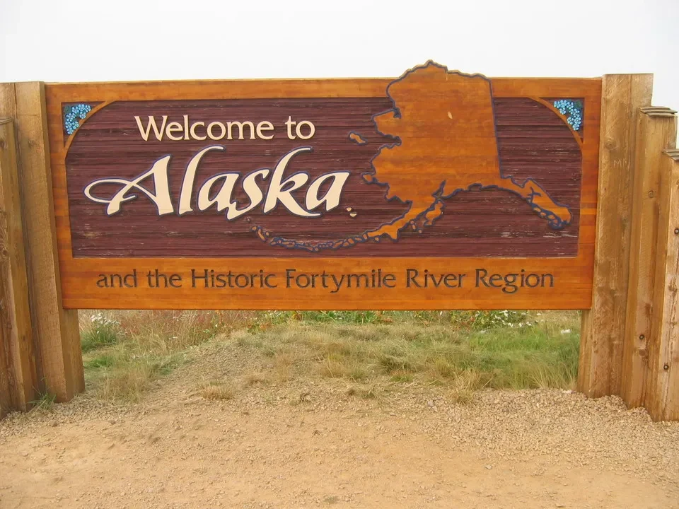 Segnale di benvenuto che indica il Welcome to Alaska e la regione del fiume Fortymile.