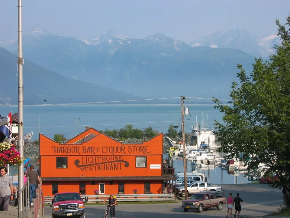 Una veduta panoramica del molo e degli alberi con le montagne sullo sfondo in Canada Occidentale.