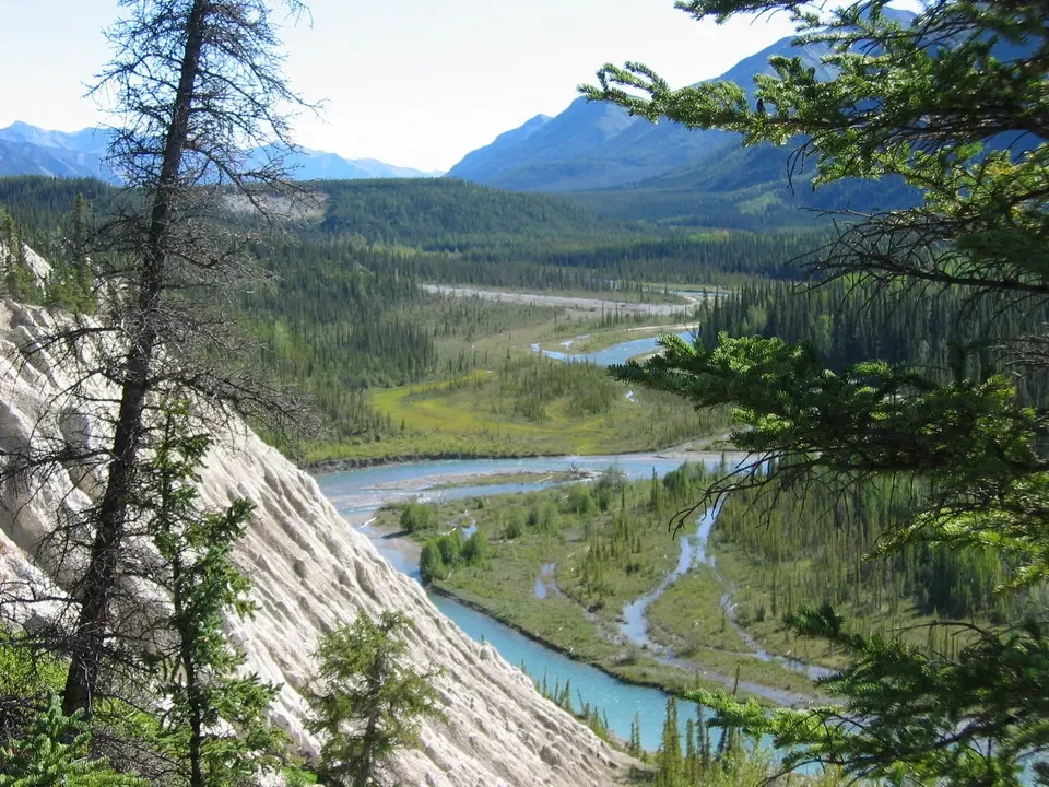 Un fiume turchese scorre attraverso un paesaggio boscoso e montano in Canada Occidentale.