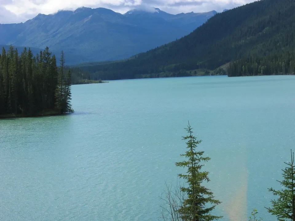 Paesaggio alpino con laghi e foreste innevate in Canada Occidentale.