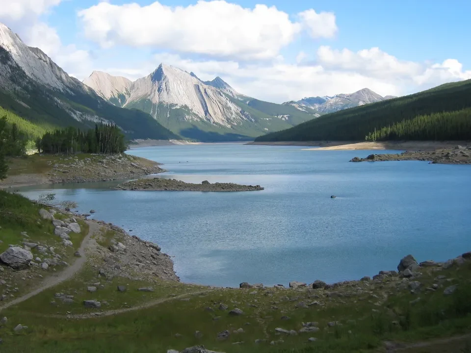 Paesaggio alpino con laghi e montagne in Canada Occidentale.