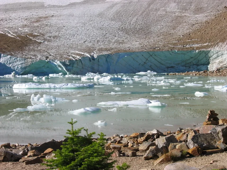 Ghiacciaio che si estende attraverso un paesaggio montano in Canada Occidentale.