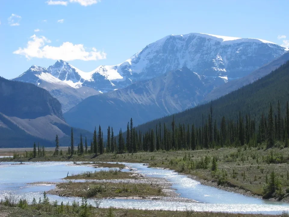 Paesaggio montano con ghiacciai e foreste innevate in Canada Occidentale.