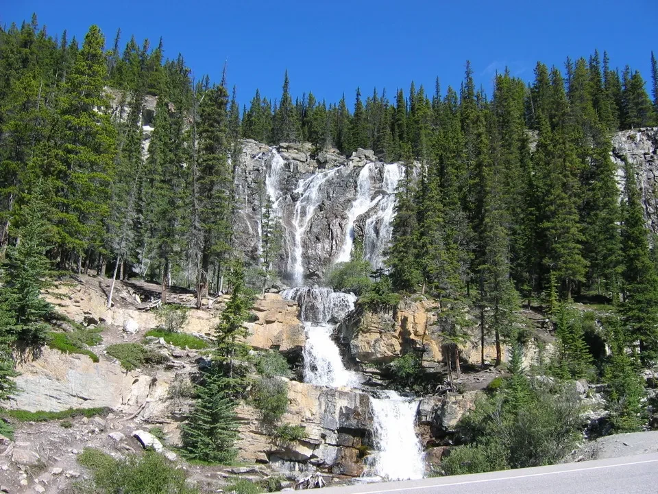 Cascata in una valle boscosa in Canada Occidentale.
