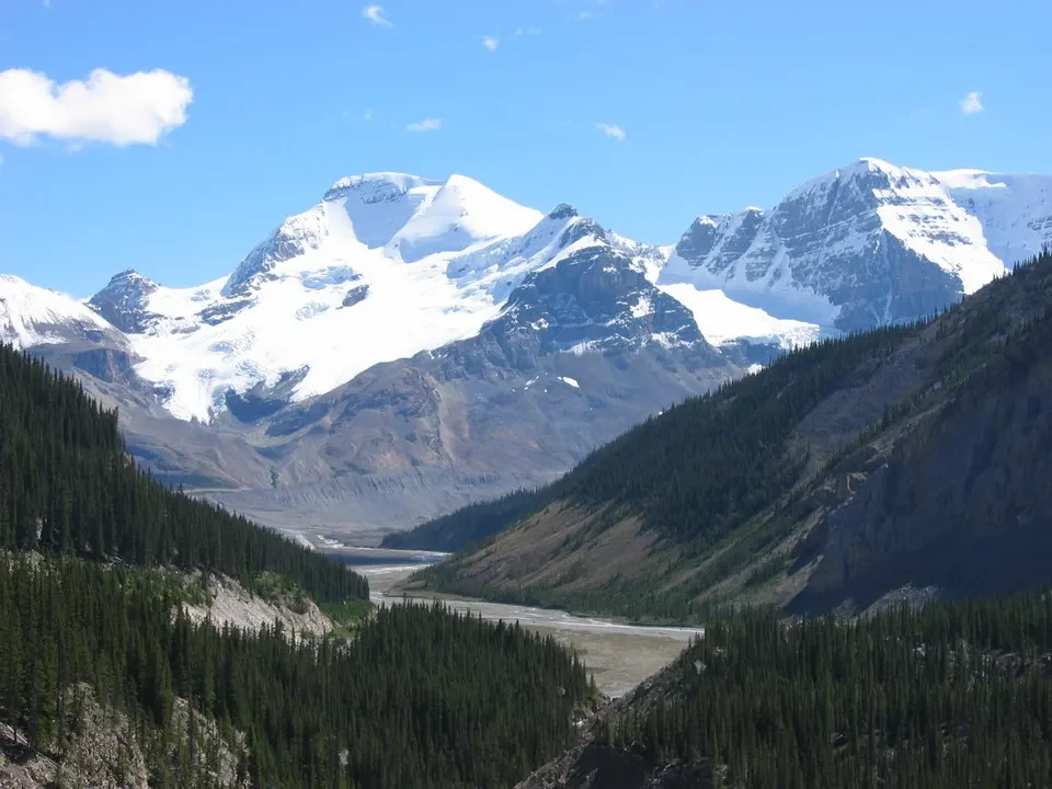 Paesaggio montano con ghiacciai e foreste innevate in Canada Occidentale.