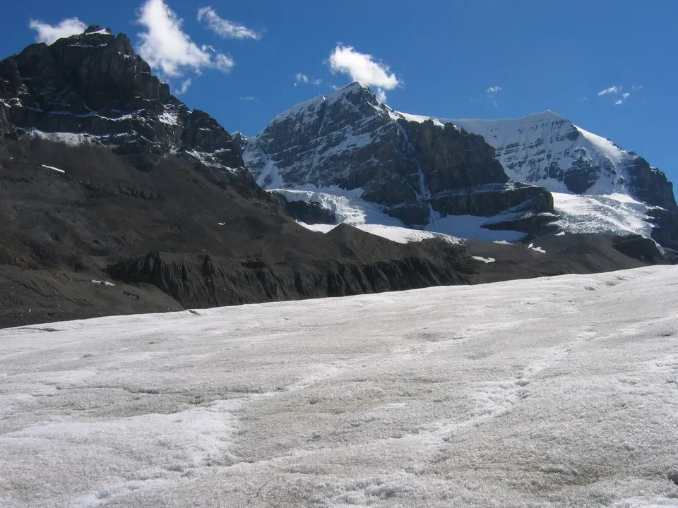 Una vista panoramica delle montagne innevate con un cielo azzurro.