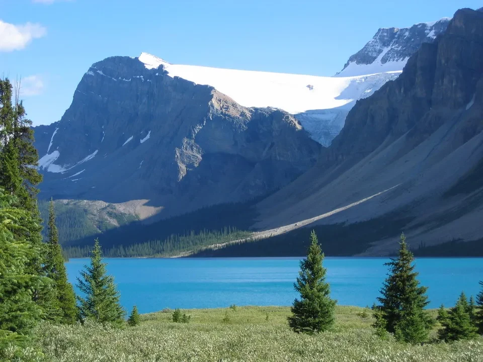 Paesaggio montano con un lago alpino e ghiacciai in Canada Occidentale.