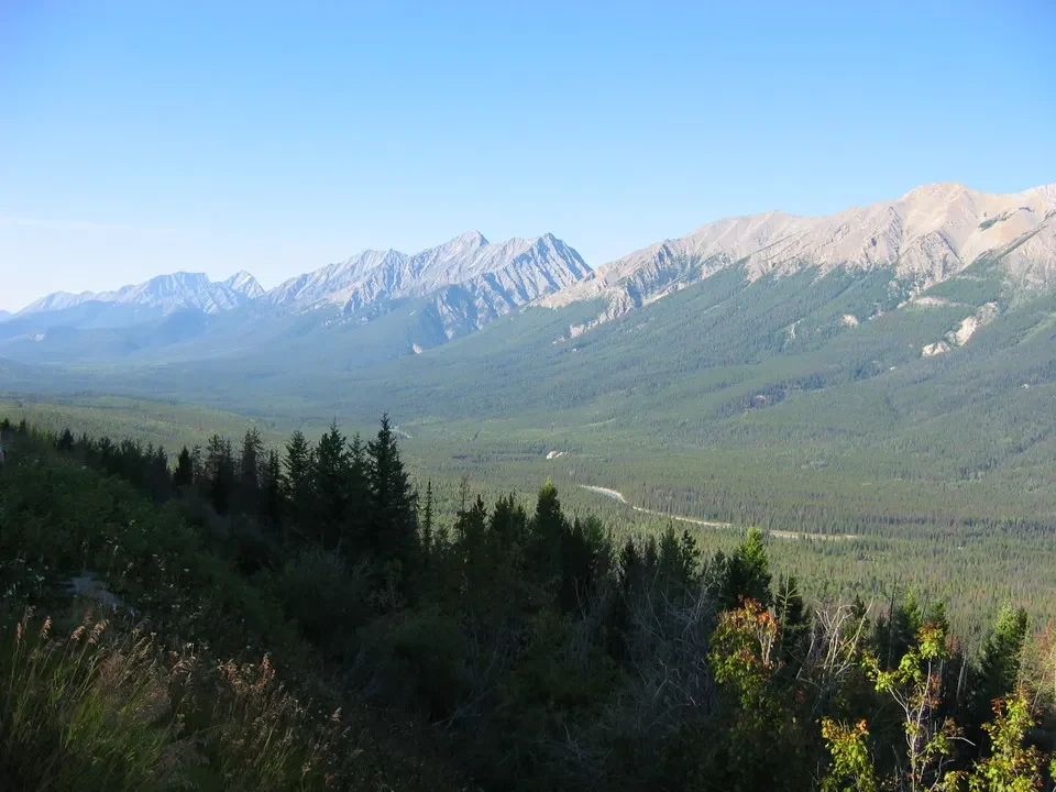 Paesaggio montano con foreste e montagne innevate in Canada Occidentale.